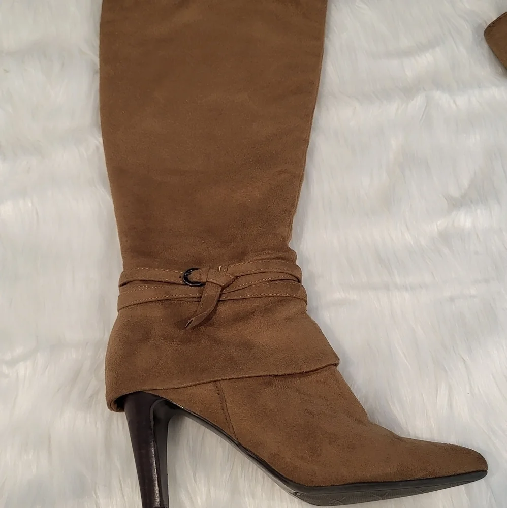 CUTE Suede boots! - Picture 3 of 12